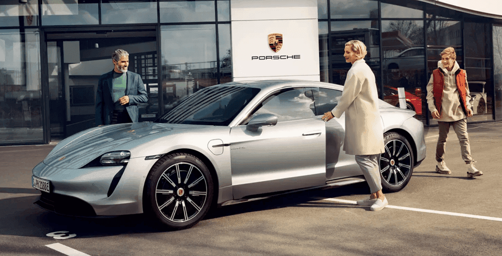 Mensen stappen in een auto